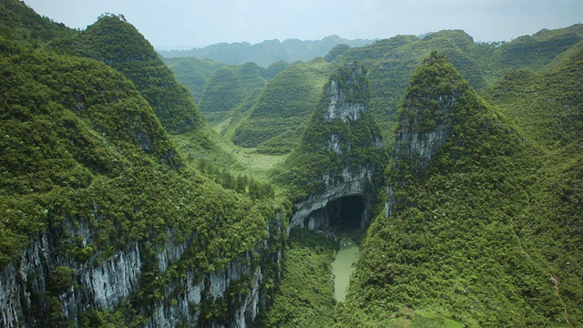 云的影子漂移在石灰岩喀斯特和洞穴景观，中国视频素材