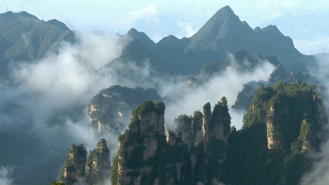 云雾飘过岩石景观，武陵源，中国湖南视频素材