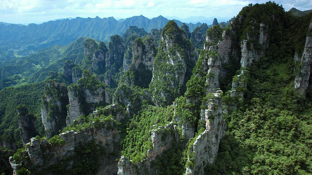 云在岩石景观，武陵源，中国湖南视频素材