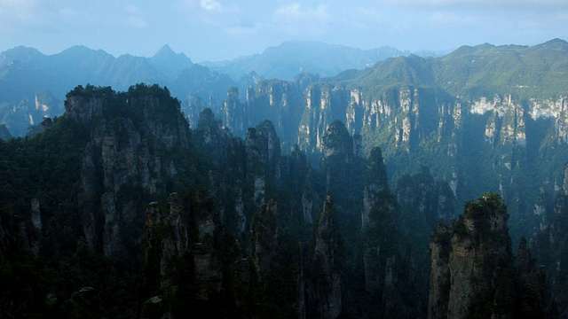 中国湖南武陵源，太阳升起在岩石景观上视频素材