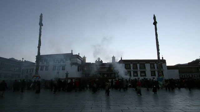 日出和熏香大昭寺，拉萨，西藏，中国视频素材