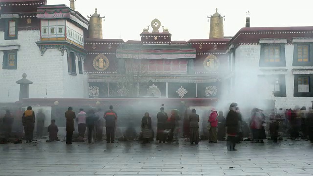 中国西藏拉萨大昭寺外的人们和香火视频素材