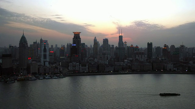 日落在外滩和黄浦江，上海，中国视频下载