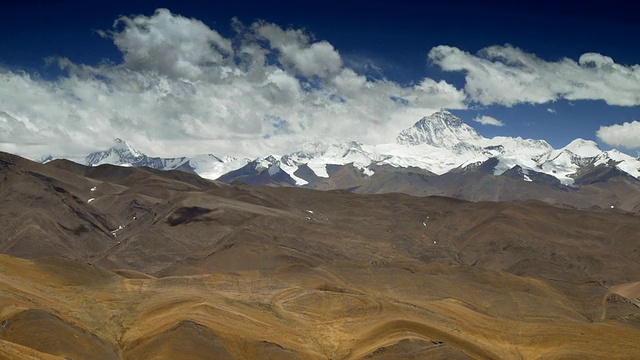 中国西藏，喜马拉雅山和珠穆朗玛峰上空飘浮着云视频素材