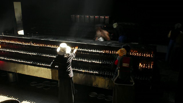 人们在大昭寺点燃黄油灯，拉萨，西藏，中国视频素材