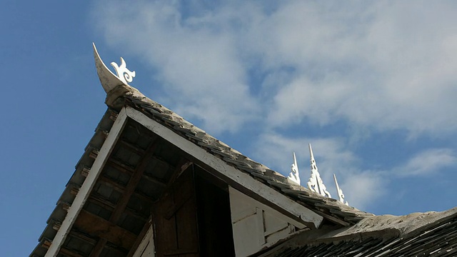 中国云南傣族村屋顶上的云朵视频素材
