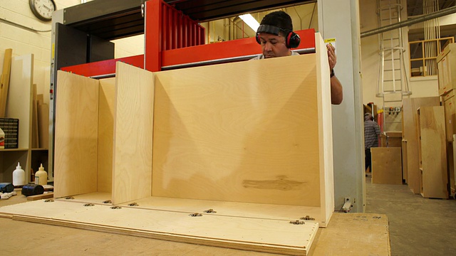 工人组装定制木橱柜的预切割面板视频素材