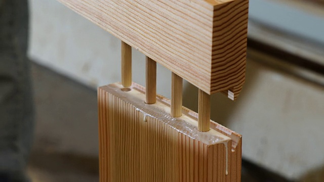 ECU的销钉插入孔的木片连接为定制门框，用锤子锤击片在一起视频素材