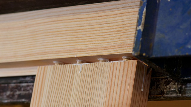 ECU的胶水挤出的木材在压合木材片视频下载