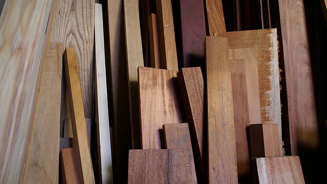 运动控制多莉横跨原材料木片用于定制木材制造，从右到左的框架视频下载