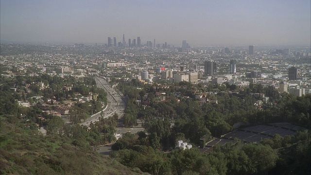洛杉矶和好莱坞城市天际线的广角。bg市区天际线的摩天大楼和高层写字楼或公寓。来自好莱坞山或山的波夫。视频素材