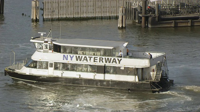 这是美国新泽西州哈德逊河上从泽西城驶往曼哈顿/泽西城的纽约水路船只的照片视频下载