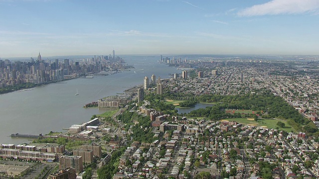 WS AERIAL TD从天空到哈德逊河与曼哈顿在远处/美国新泽西州的视图视频素材