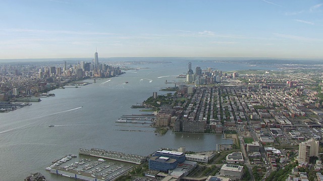 WS鸟瞰图飞过城市与哈德逊河和曼哈顿在远处/泽西城，新泽西州，美国视频素材