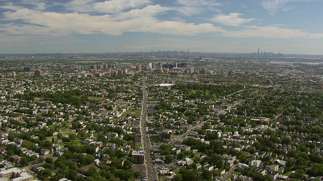 高空鸟瞰图的斯普林菲尔德大道通向市中心/纽瓦克，新泽西州，美国视频素材