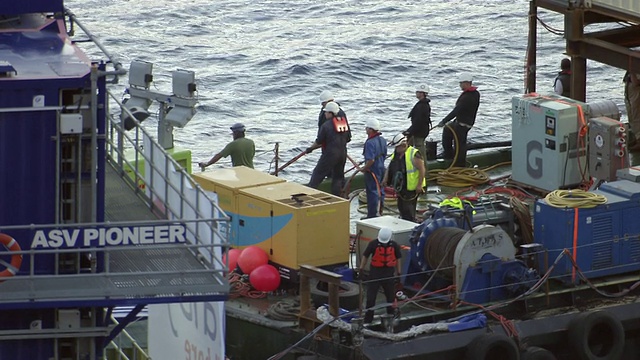 MS HA拍摄的工人在驳船上拉电缆，作为Costa Concordia打捞作业的一部分/吉利奥波尔图，托斯卡纳，意大利视频下载