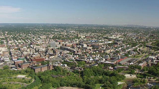 WS鸟瞰图市中心与曼哈顿在很远的距离/帕特森，新泽西，美国视频素材