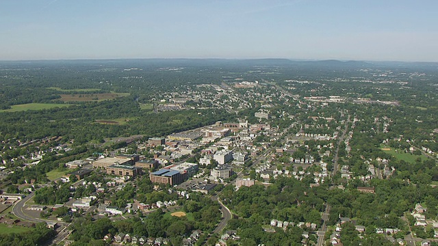 WS鸟瞰图飞过城镇/萨默维尔，新泽西州，美国视频素材