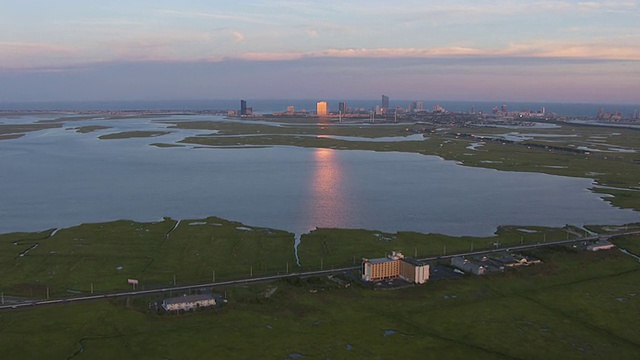 日落时城市的WS鸟瞰/大西洋城，新泽西州，美国视频下载
