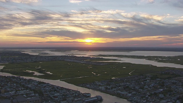日落时城市的WS鸟瞰/大西洋城，新泽西州，美国视频下载