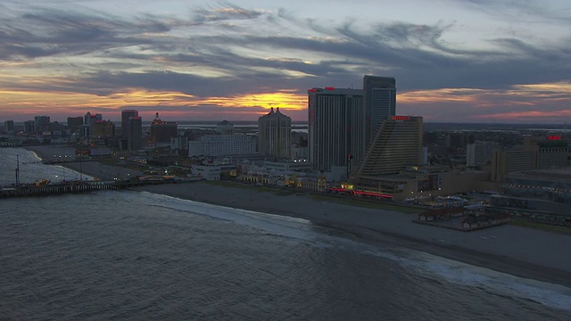 美国新泽西州大西洋城，日落时从水上俯瞰木板路视频下载