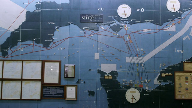 英国朴茨茅斯Southwick house的墙上挂着一幅描绘诺曼底登陆的胶合板地图视频下载