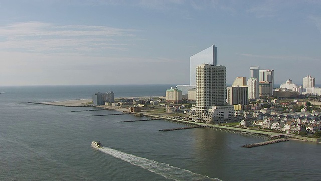 美国新泽西州Absecon湾/大西洋城的船鸟瞰图视频下载