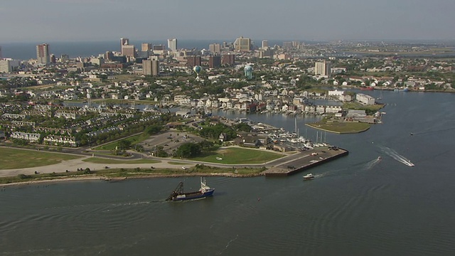 WS航拍老渔船在花园盆地码头/大西洋城，新泽西州，美国视频下载