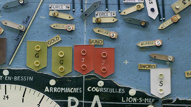 这是一幅详细绘制诺曼底入侵船只和航线的地图，这些船只和航线穿过英吉利海峡前往英国的诺曼底海岸视频下载