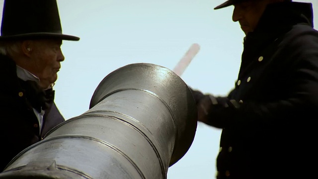 美国马里兰州巴尔的摩市，麦克亨利堡士兵用夯锤扫射一门大炮视频素材