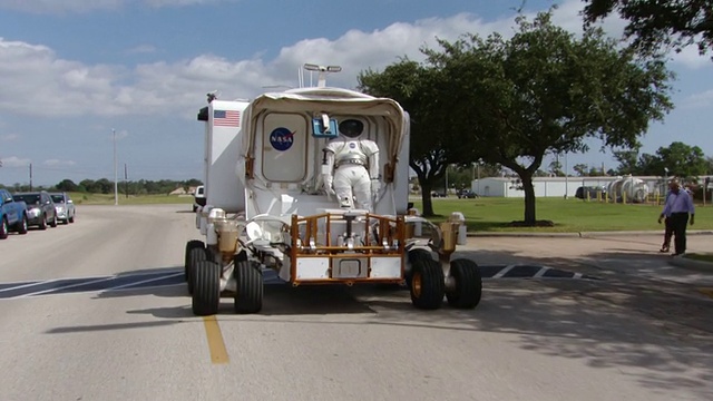 WS POV拍摄的小型增压火星车行驶在美国宇航局约翰逊航天中心校园/休斯顿，德克萨斯州，美国视频下载