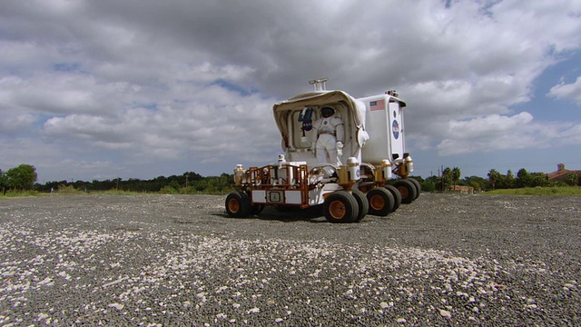 WS拍摄的小型增压火星车正在美国宇航局约翰逊航天中心/休斯顿附近的不平坦地形上进行测试视频下载