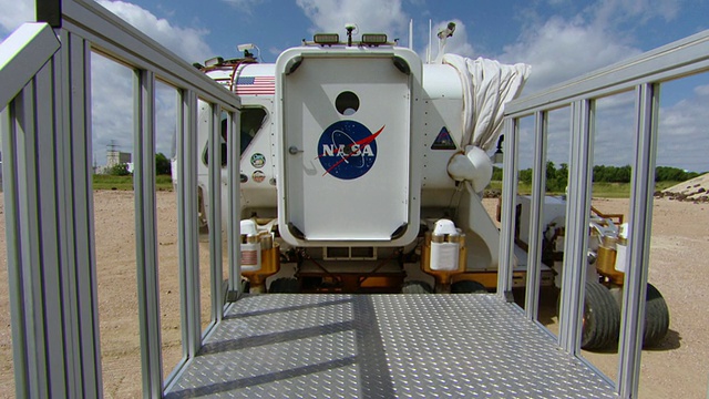 WS拍摄的小型增压火星车在美国宇航局约翰逊航天中心/休斯顿训练区域与门模拟对接视频下载