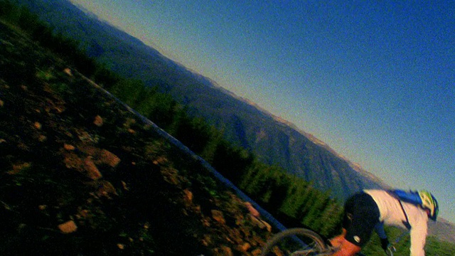 CANTED PAN男性山地自行车骑+跳下岩石山的背景/科罗拉多西部视频素材