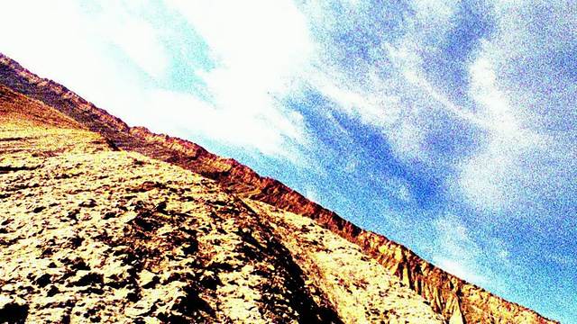 颗粒CANTED慢动作男性山地自行车跳过土丘与高原的背景/西部科罗拉多视频素材