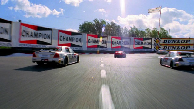 赛车角度的赛车在赛道上比赛/在终点撞车(遥控车)视频下载