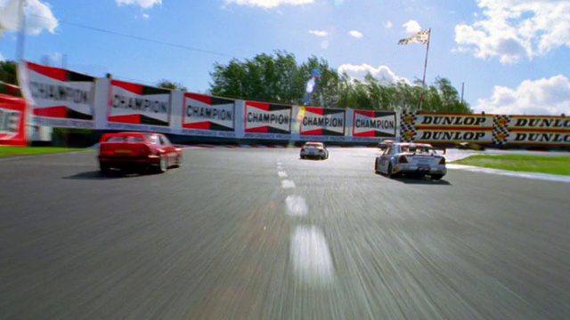 赛车视角与其他赛车在赛道上比赛(遥控车)视频下载