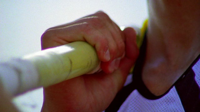 男子撑杆跳运动员的手拿着撑杆跳向脸的近距离倾斜PAN视频素材