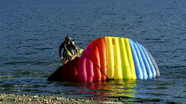 在挪威斯塔万格附近，用降落伞将人倾斜降落在湖中，然后站起来视频下载
