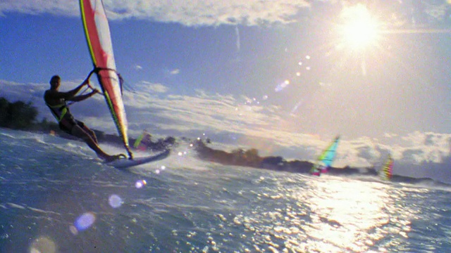 在夏威夷海洋上，一名男性帆板运动员超速通过摄像机视频下载