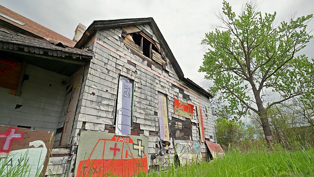 底特律的废弃房子，墙上有涂鸦视频素材