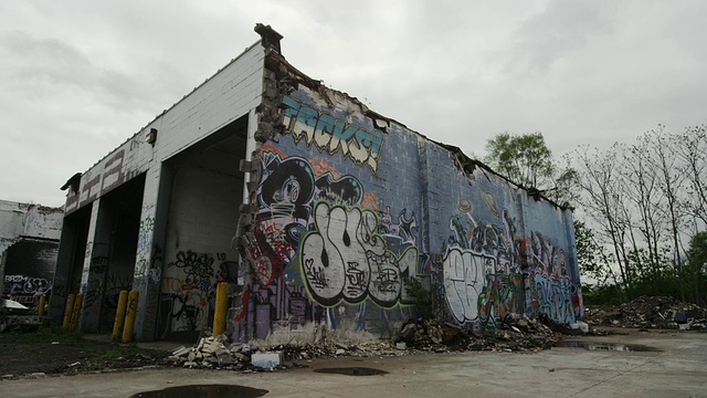 底特律废弃建筑外的涂鸦视频素材