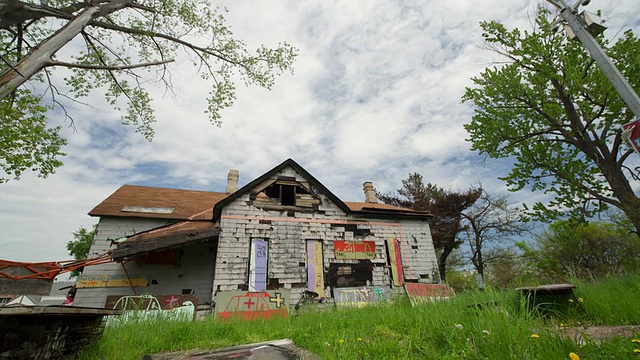 底特律的废弃房子，墙上有涂鸦视频素材
