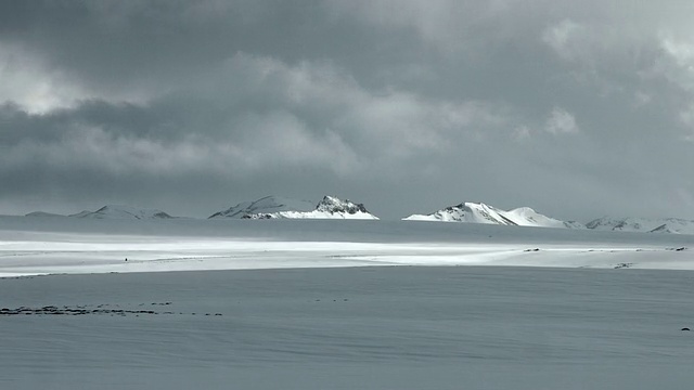 在冰岛的Snaefellsnes地区，云朵在雪景上飞掠。视频素材