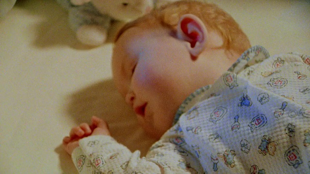 靠近倾斜的婴儿睡在婴儿室的婴儿床视频下载