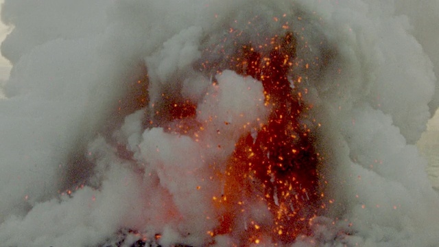 夏威夷基拉韦厄火山喷出白色烟雾和炽热的红色熔岩视频素材
