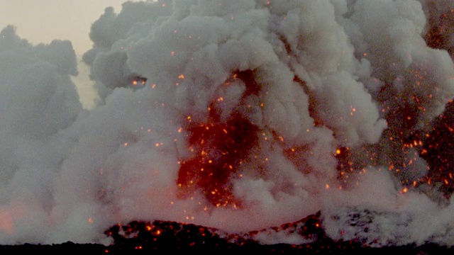 夏威夷基拉韦厄火山爆发，炽热的红色熔岩在白色烟雾中发光视频素材