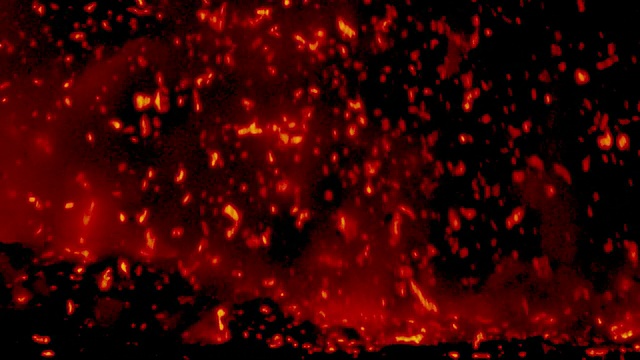 近距离观察夏威夷基拉韦厄火山黑色表面上炽热的熔岩/爆发的红色熔岩雨视频素材