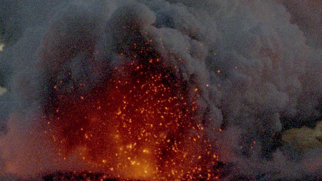 夏威夷基拉韦厄火山中，炽热的红色熔岩在翻滚的灰色烟雾中燃烧视频素材