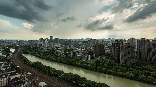 中国浙江省杭州市上空暴风雨云层的时间间隔视频素材